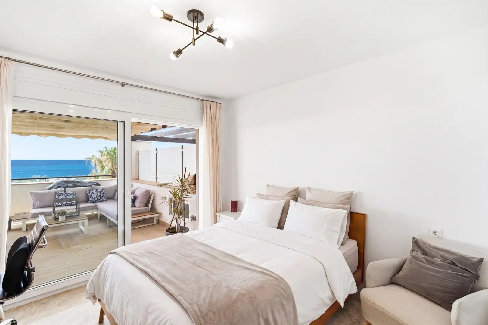 Dormitori de Àtic en venda en Marbella amb Aire condicionat, Terrassa i Piscina