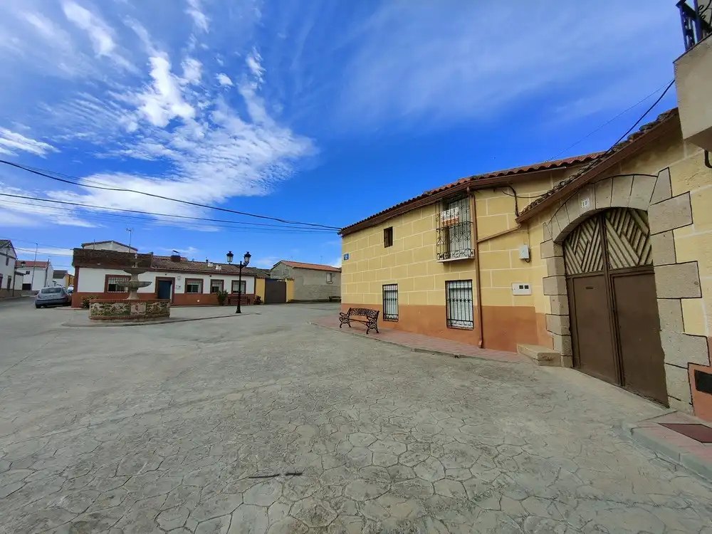 Vista exterior de Casa o xalet en venda en Azután amb Calefacció i Traster