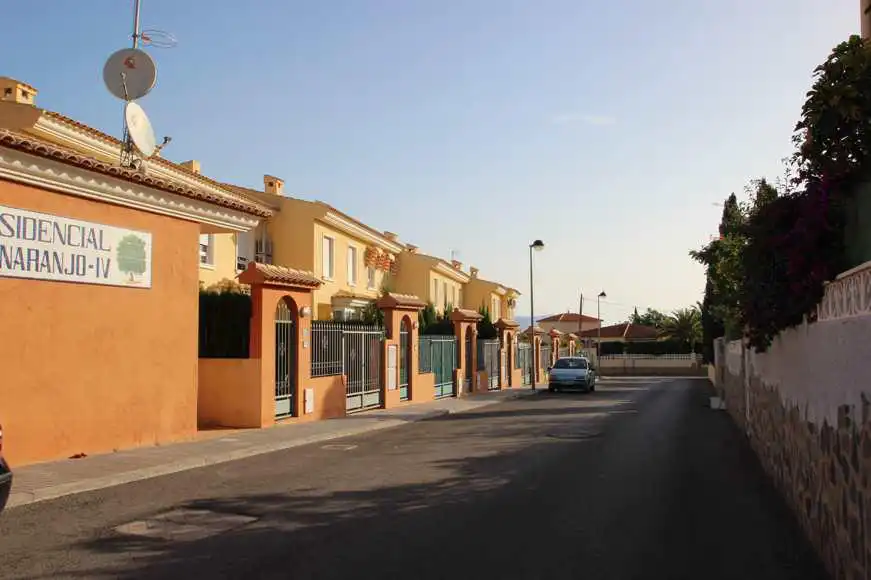Vista exterior de Casa adosada en venda en L'Alfàs del Pi amb Aire condicionat, Terrassa i Balcó
