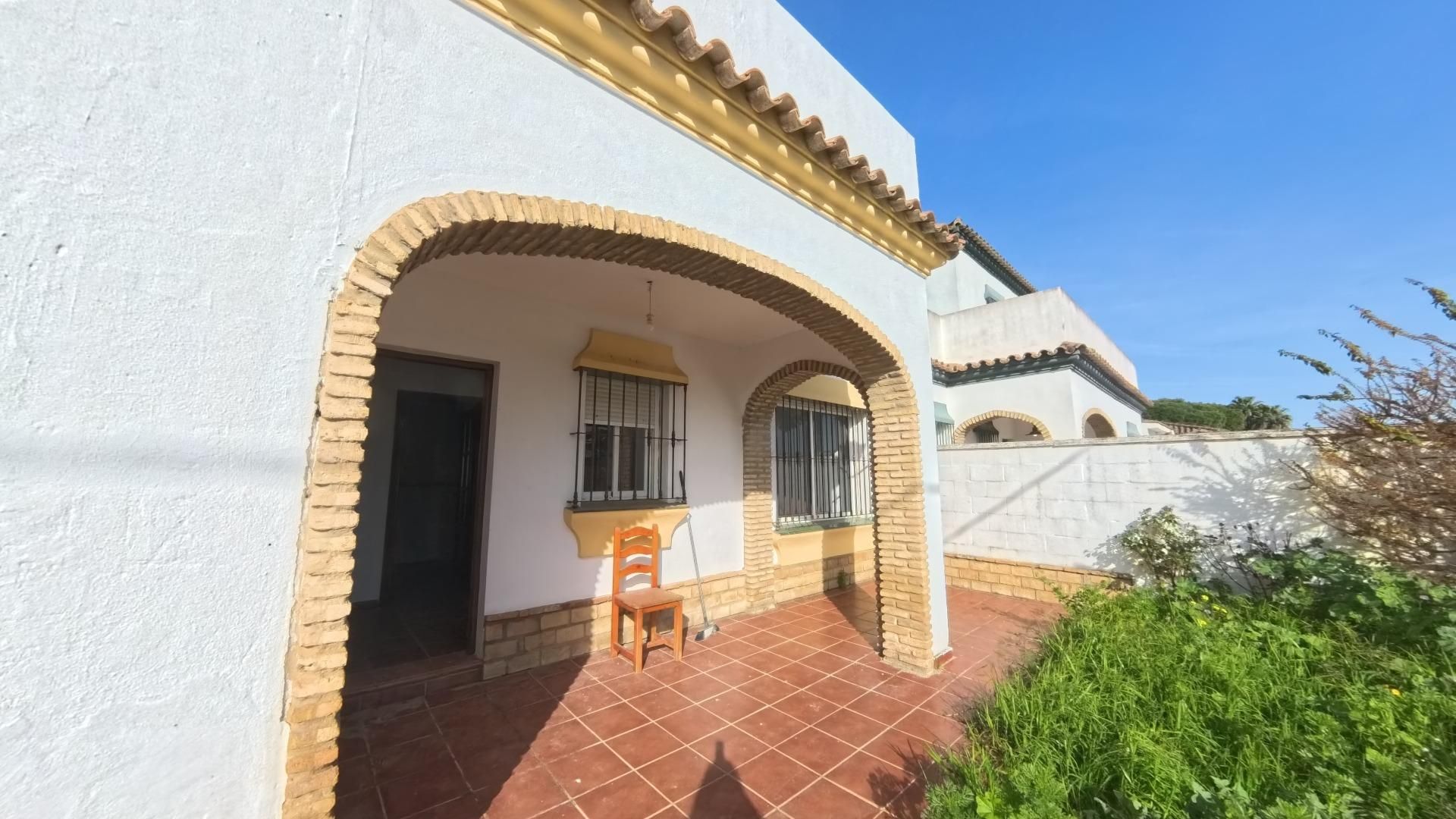 Vista exterior de Casa o xalet en venda en Chiclana de la Frontera amb Jardí privat i Terrassa