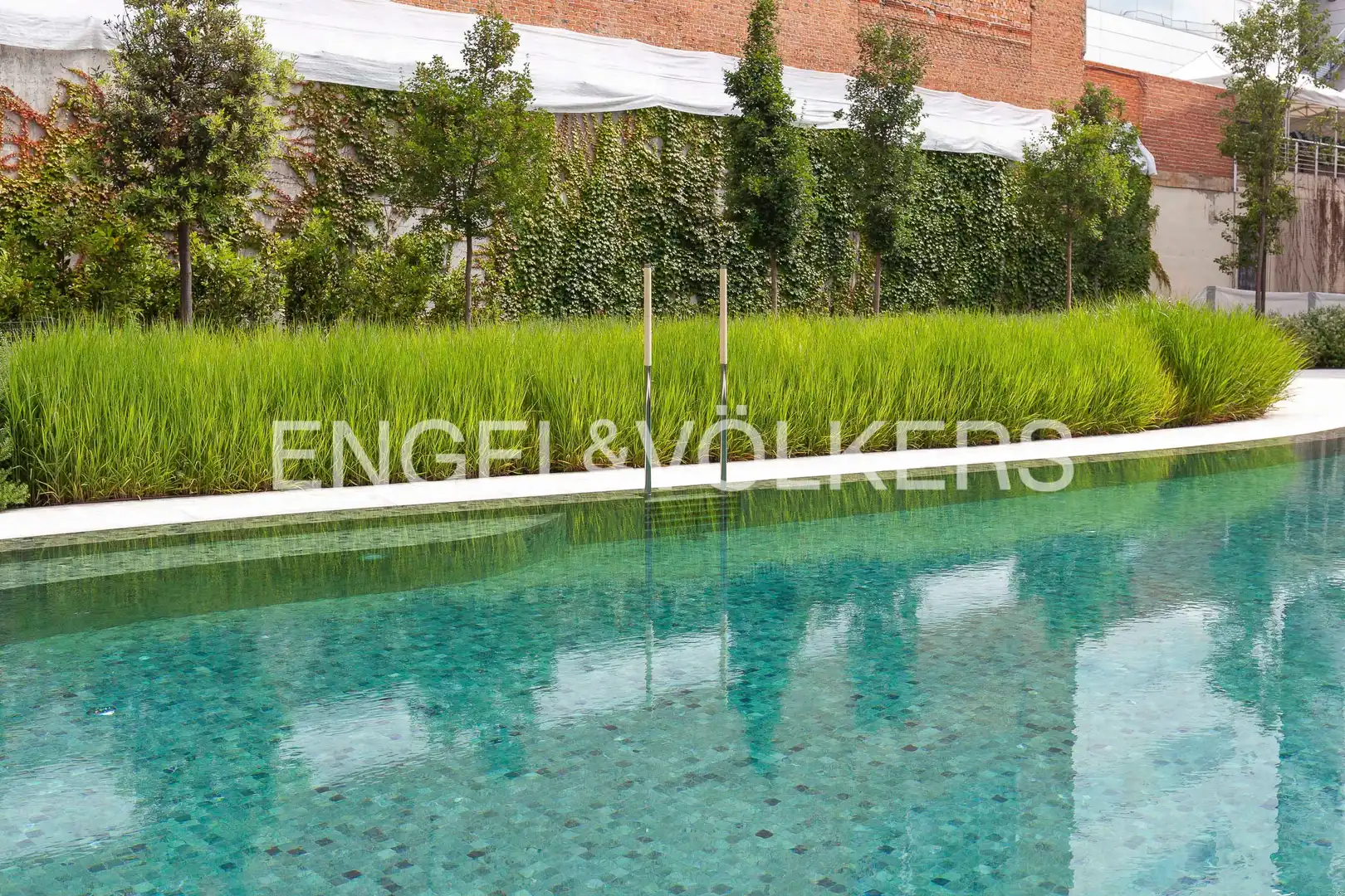 Piscina de Piso en venta en Madrid con Aire acondicionado, Calefacción y Jardín privado