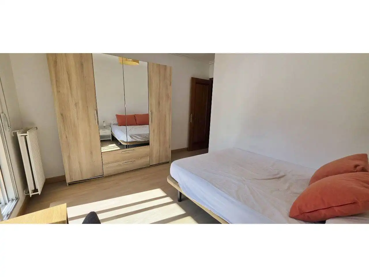 Dormitori de Pis de lloguer en  Logroño amb Calefacció, Parquet i Terrassa