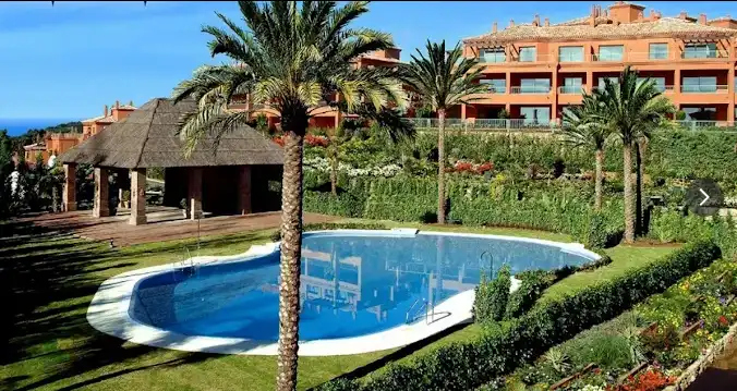 Jardín de Piso en venta en Benahavís con Balcón y Piscina comunitaria
