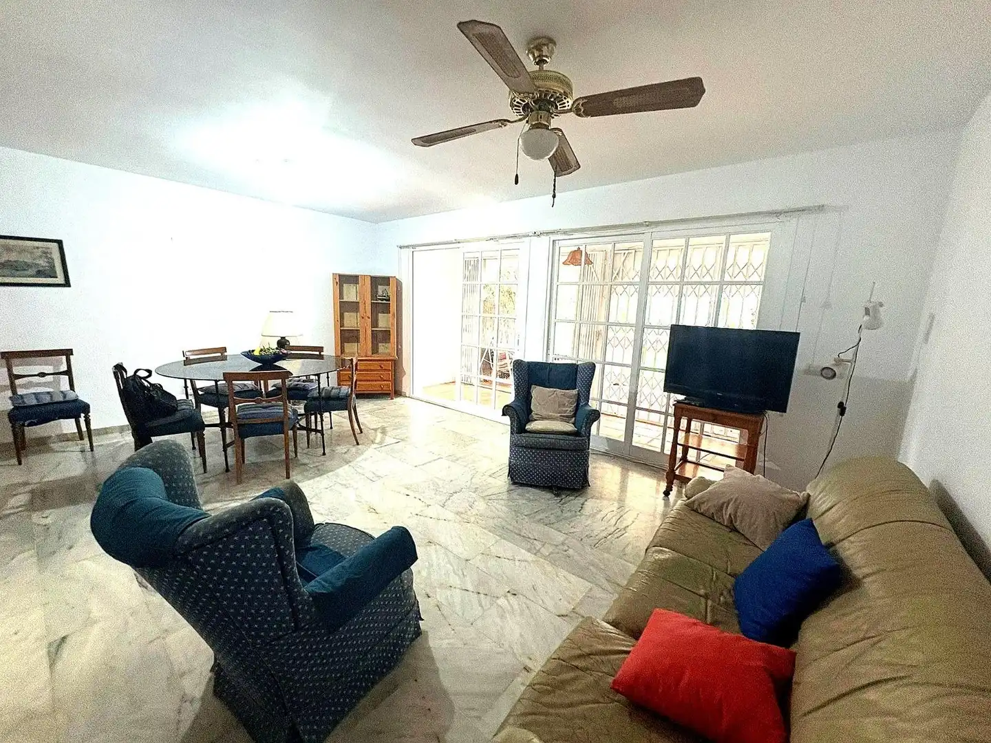 Sala d'estar de Casa adosada en venda en Fuengirola amb Aire condicionat, Jardí privat i Terrassa