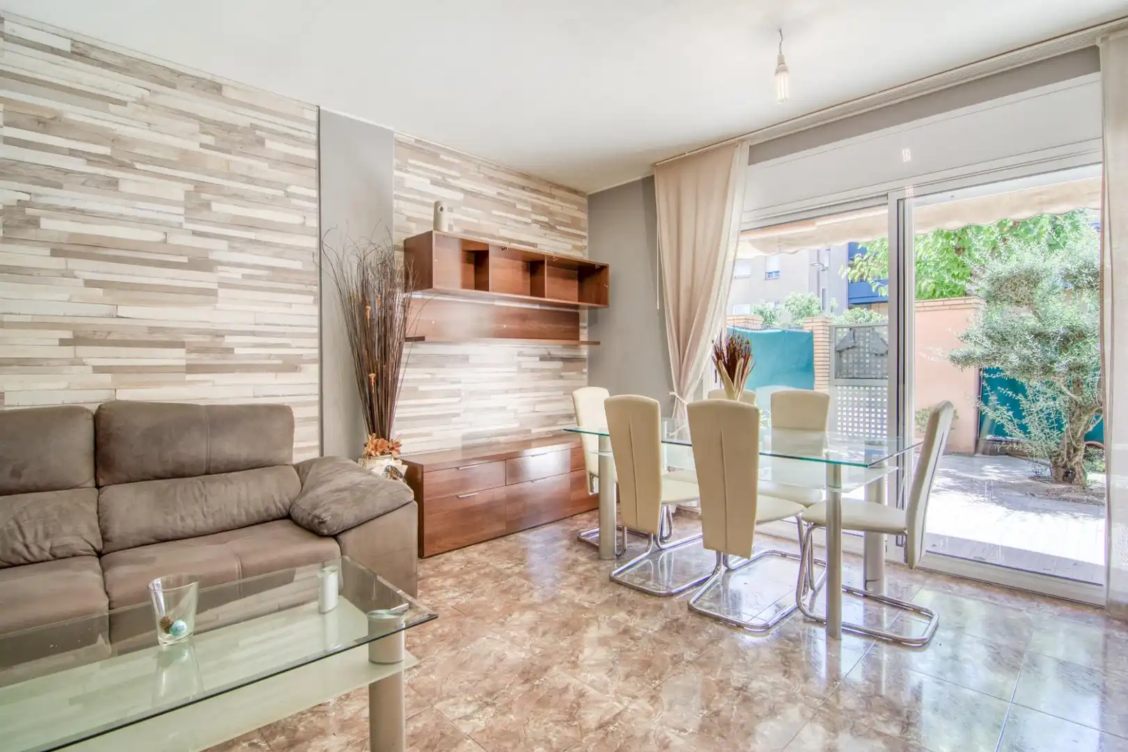Sala de estar de Casa adosada en venta en Figueres con Calefacción, Jardín privado y Balcón