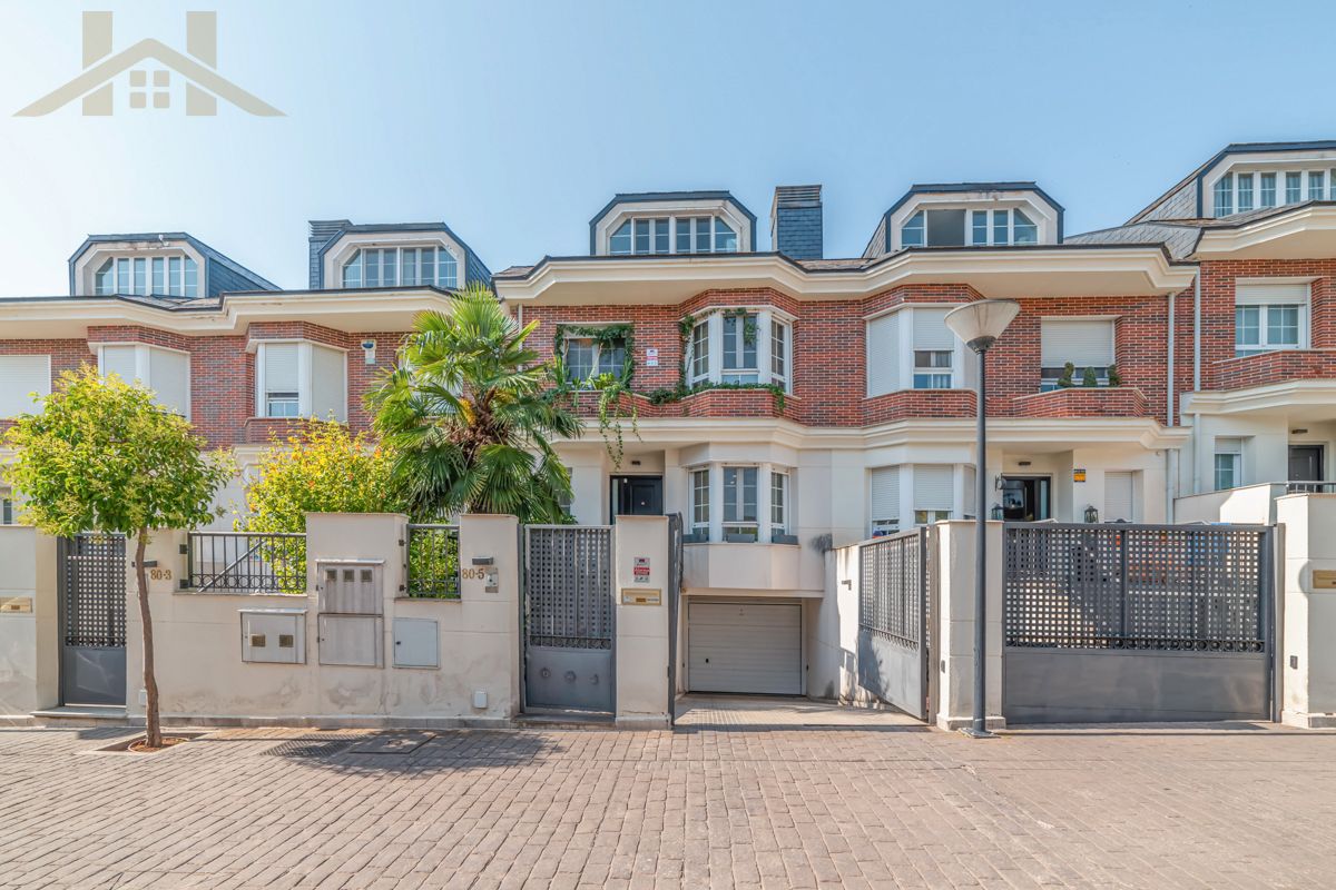Exterior view of Single-family semi-detached for sale in Valdemoro  with Air Conditioner, Heating and Private garden