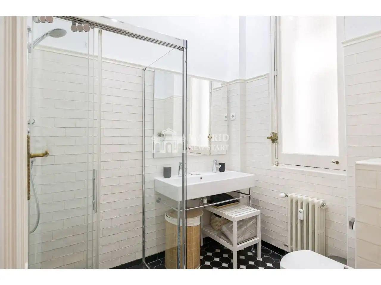 Bathroom of Flat for rent in Madrid  with Air Conditioner, Heating and Parquet flooring