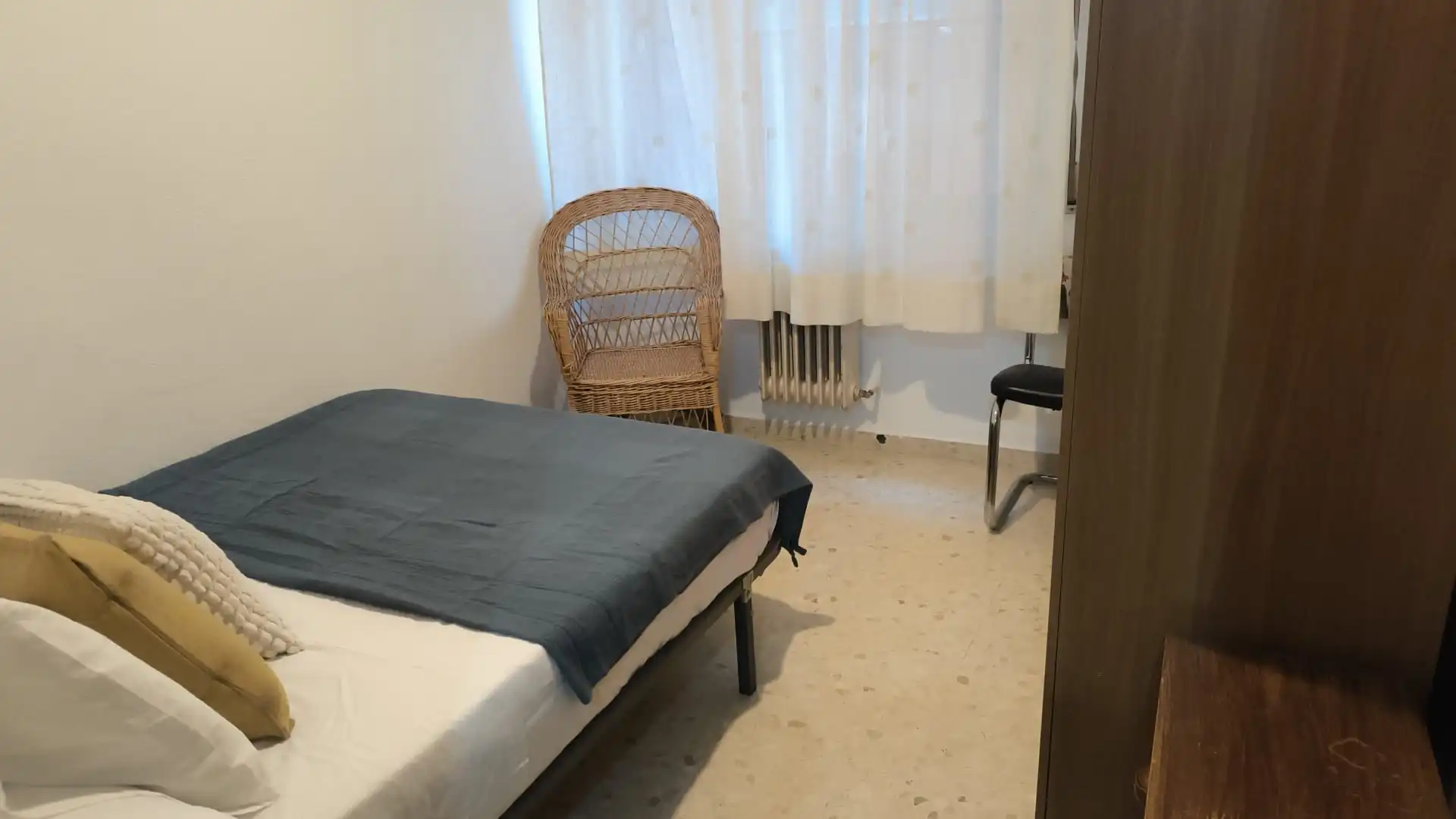 Dormitori de Pis per a compartir en Granada amb Calefacció, Moblat i Forn