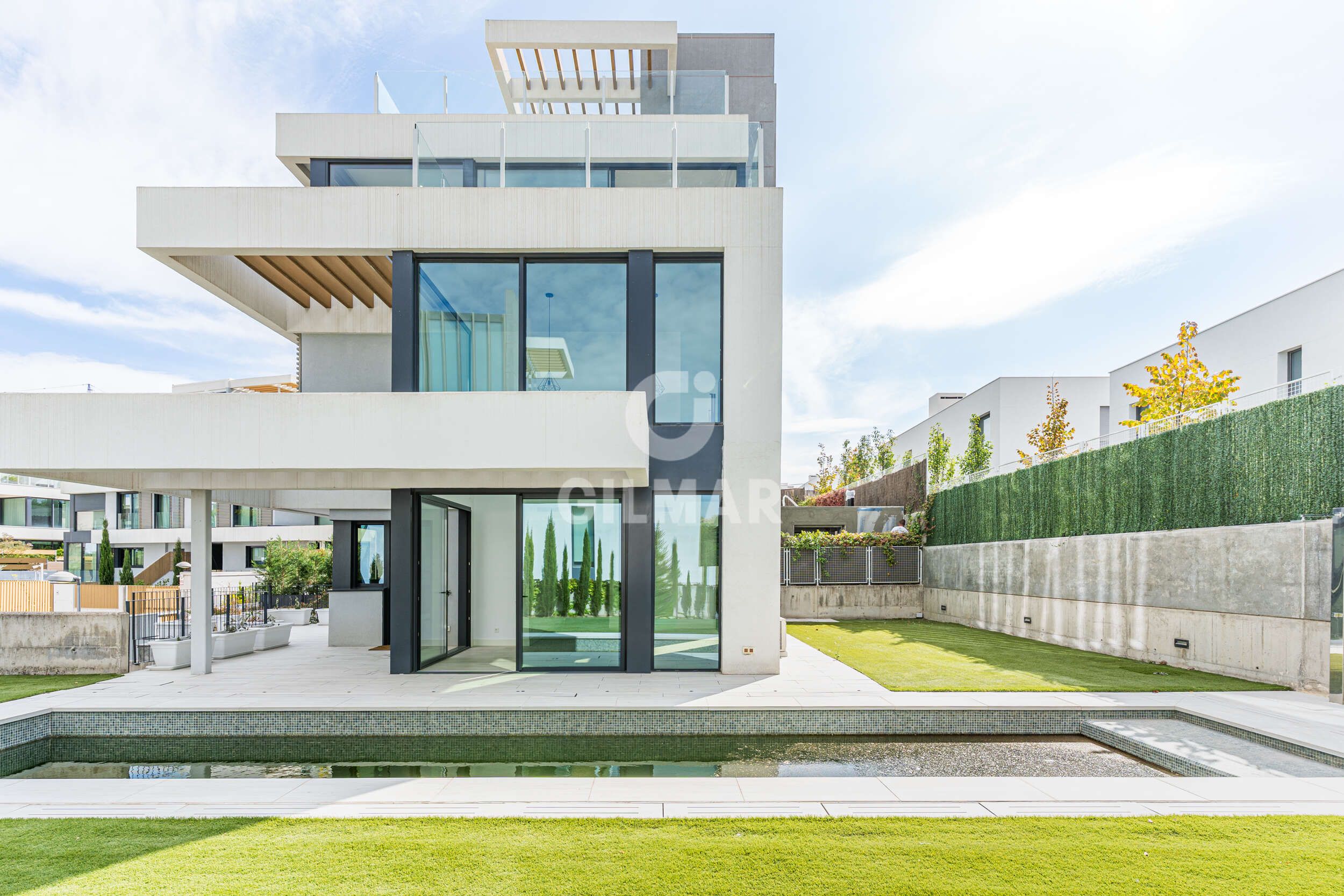 Exterior view of Single-family semi-detached for sale in  Madrid Capital  with Heating, Private garden and Swimming Pool