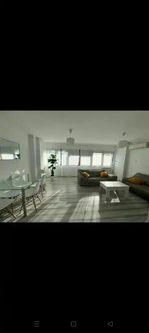 Sala d'estar de Pis de lloguer en Granada amb Aire condicionat, Jardí privat i Moblat