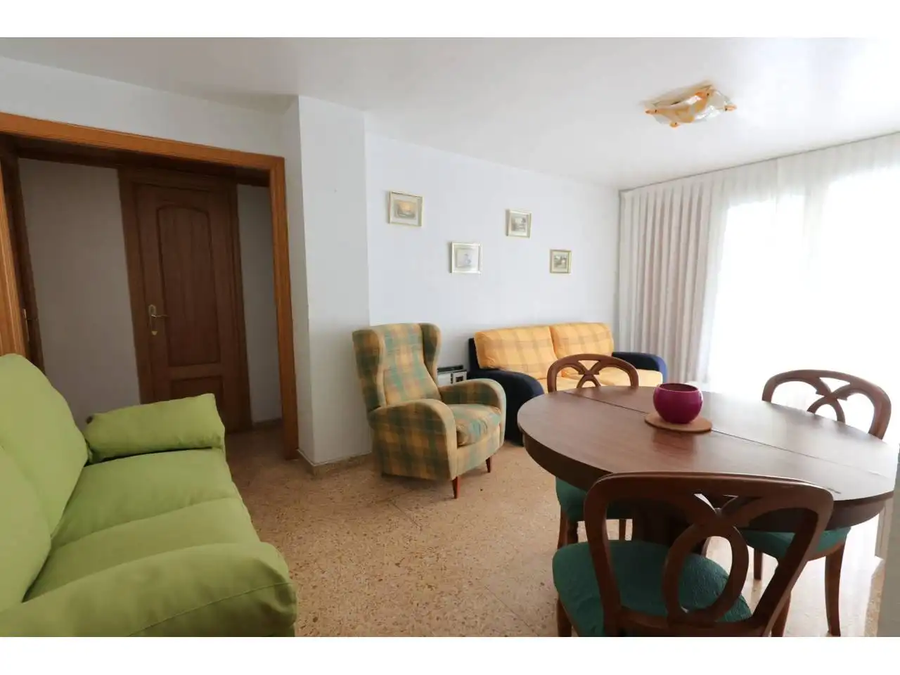 Sala de estar de Piso en venta en L'Hospitalet de Llobregat con Amueblado y Balcón
