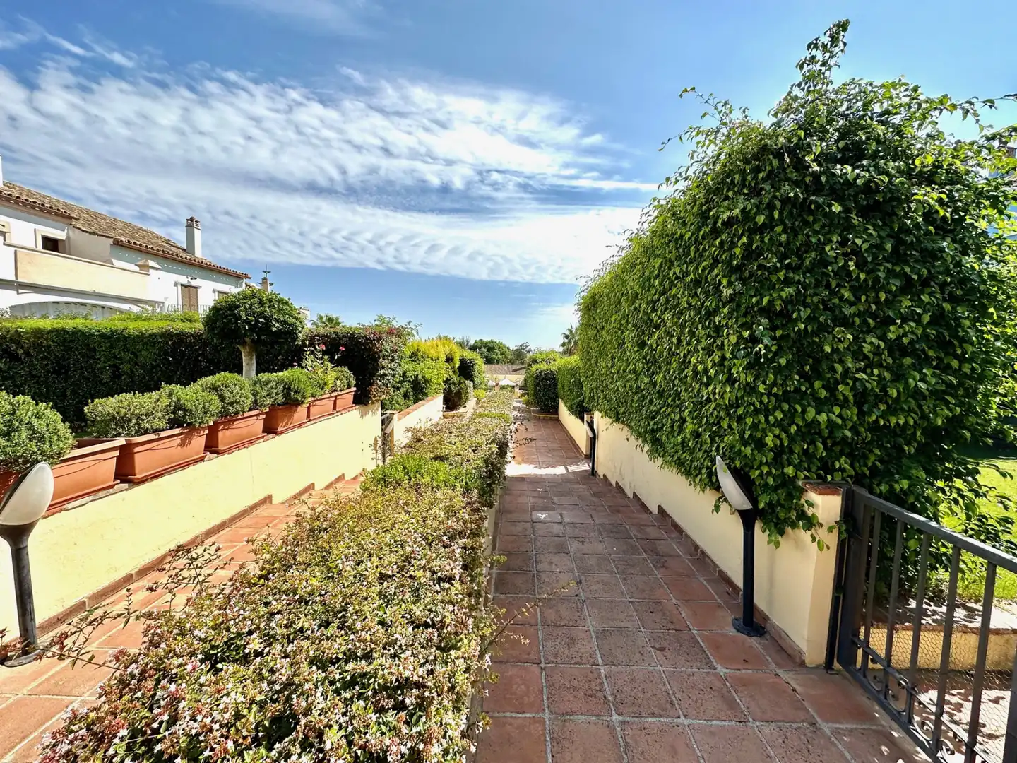 Garten von Einfamilien-Reihenhaus zum Verkauf in Marbella mit Klimaanlage, Privatgarten und Terrasse