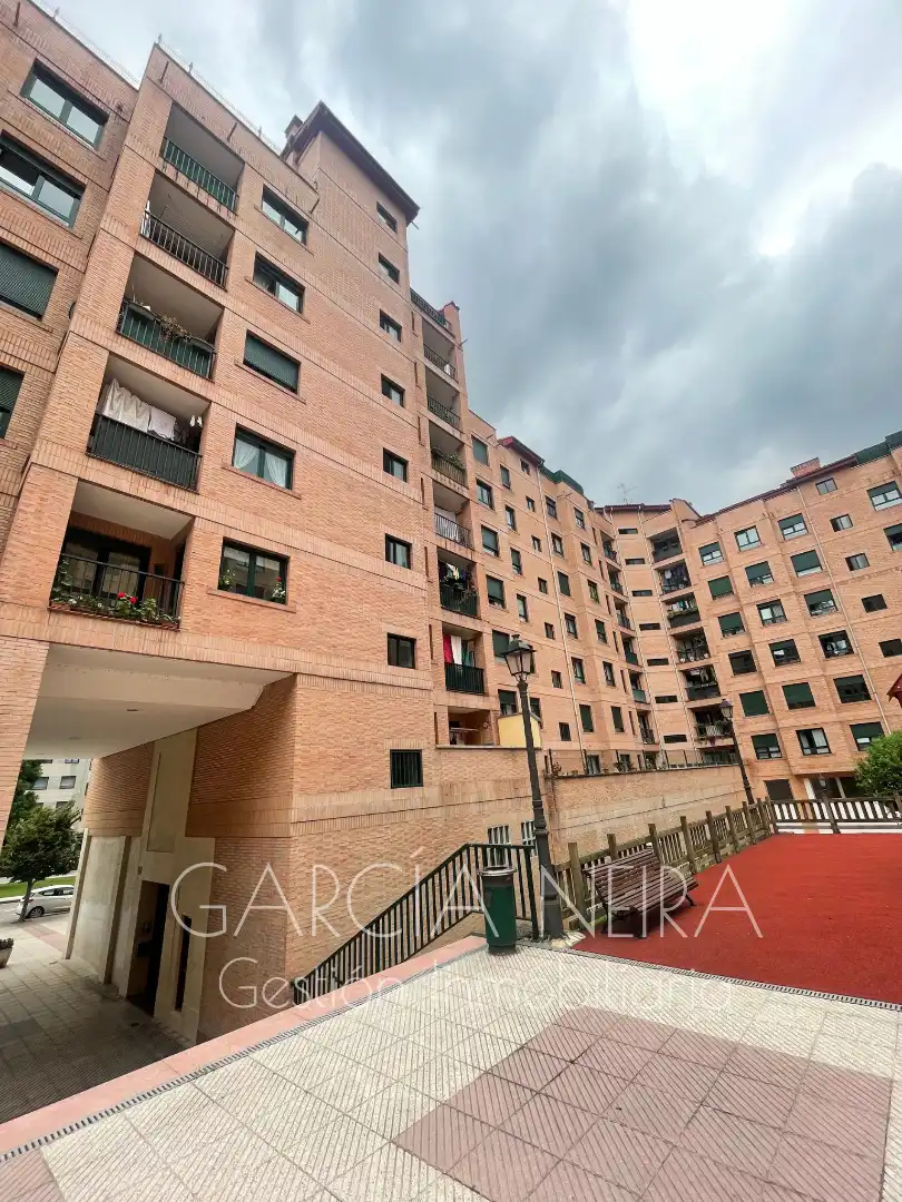 Vista exterior de Pis en venda en Oviedo  amb Calefacció, Jardí privat i Parquet