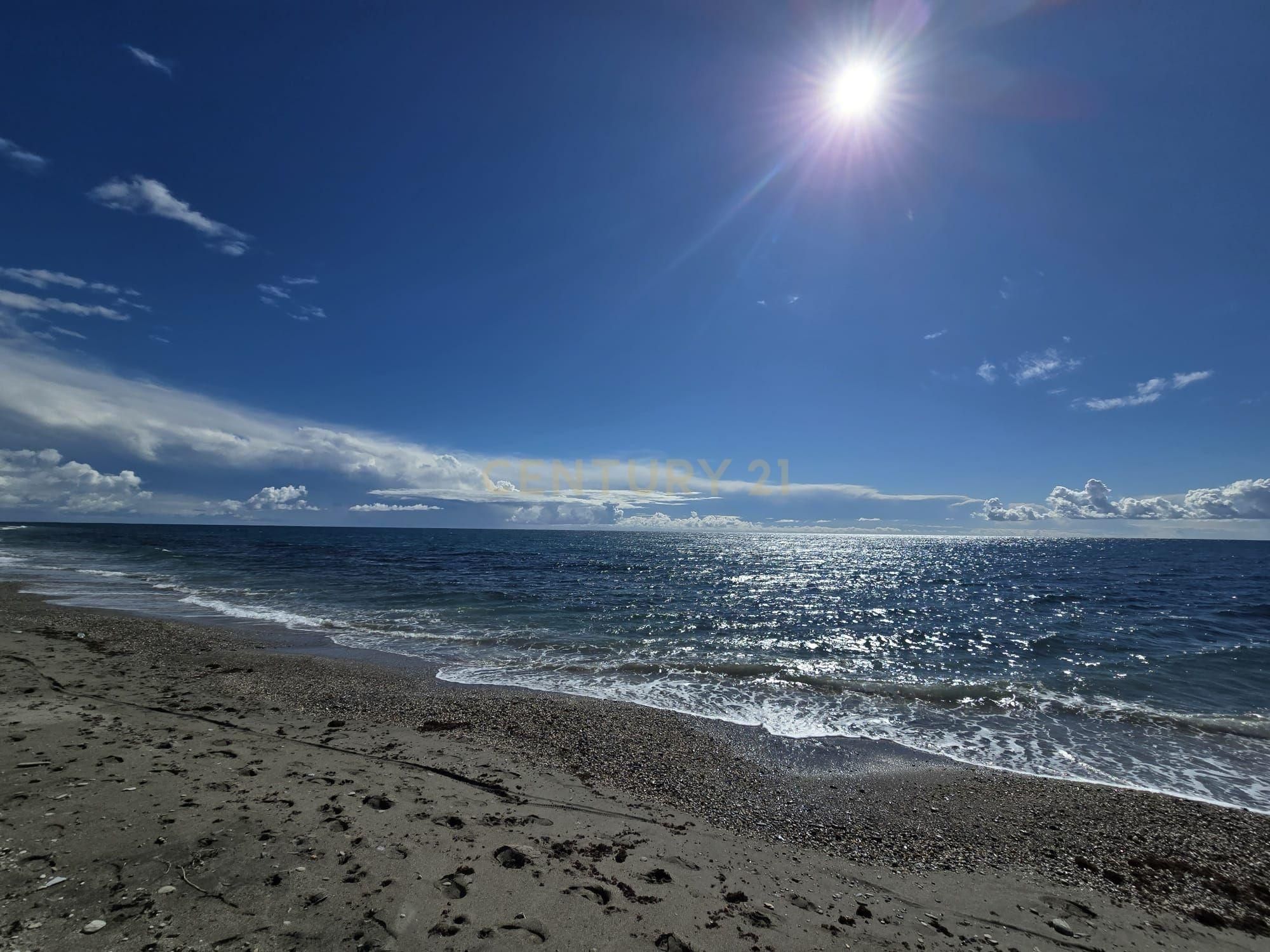 Vista exterior de Casa adosada en venda en Motril amb Balcó