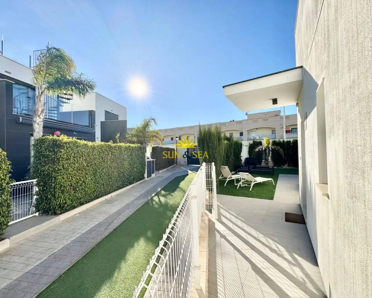 Vista exterior de Casa o xalet de lloguer en Torrevieja amb Aire condicionat, Calefacció i Jardí privat