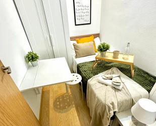 Dormitori de Apartament per a compartir en  Madrid Capital amb Forn, Microones i Internet