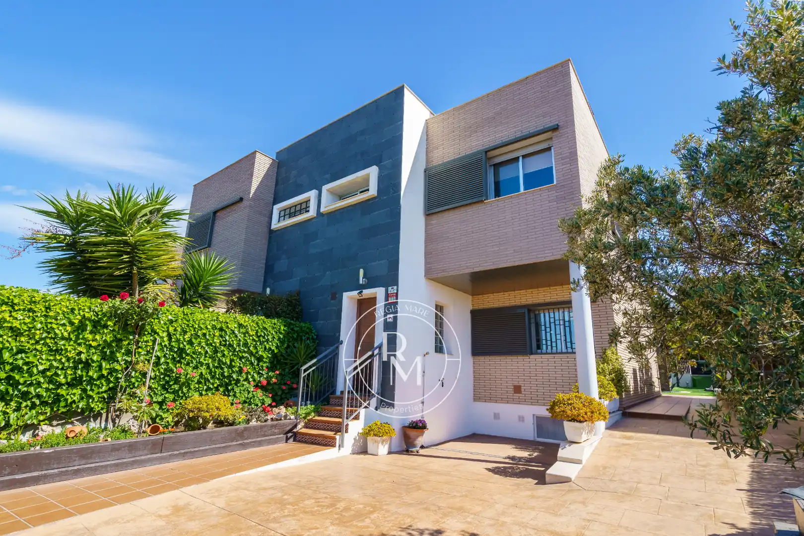 Vista exterior de Casa adosada en venta en Roda de Berà con Aire acondicionado, Calefacción y Jardín privado