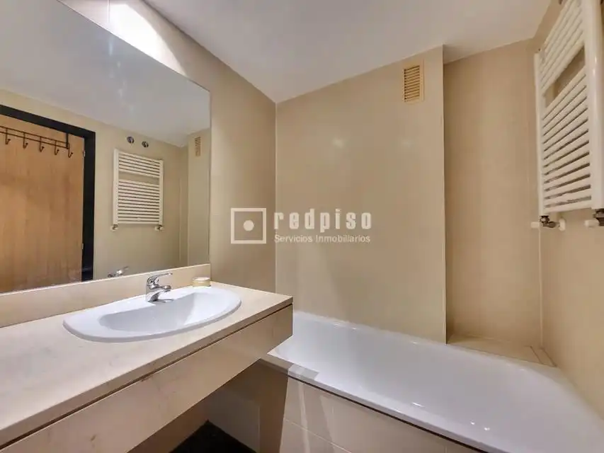 Baño de Piso en venta en Valdemoro con Aire acondicionado, Calefacción y Jardín privado