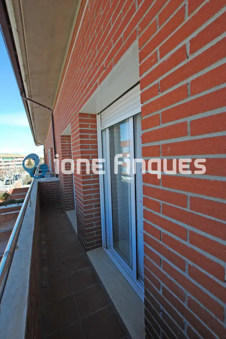 Außenansicht von Einfamilien-Reihenhaus zum Verkauf in Guissona mit Heizung, Terrasse und Abstellraum