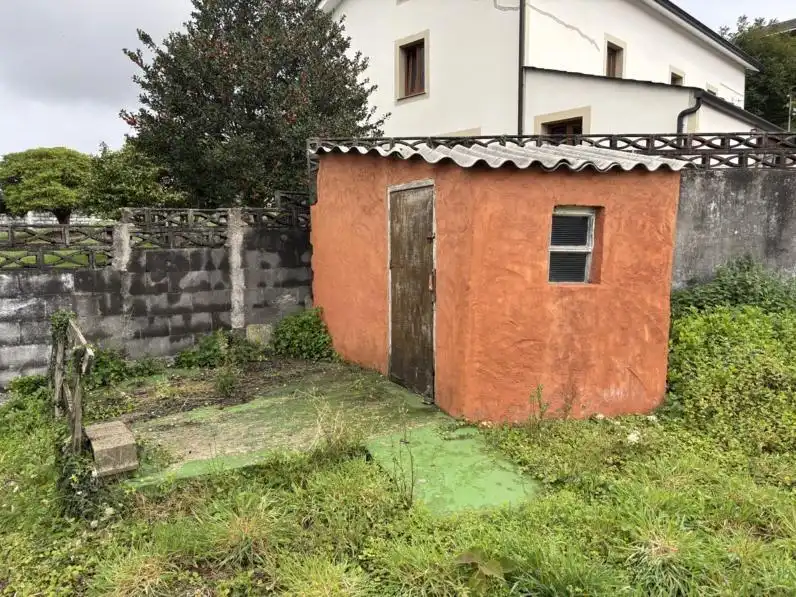 Vista exterior de Casa o xalet en venda en Ortigueira amb Calefacció, Jardí privat i Traster