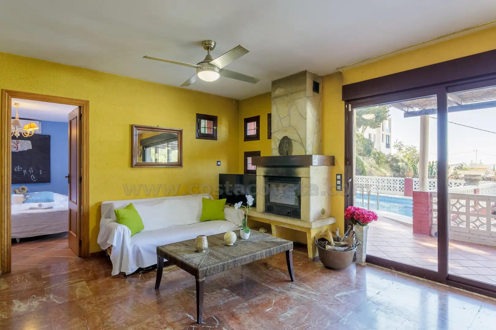 Sala d'estar de Casa o xalet en venda en El Campello amb Aire condicionat, Jardí privat i Terrassa