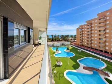 Apartament amb piscina en venda a Calle AMPLARIES 9