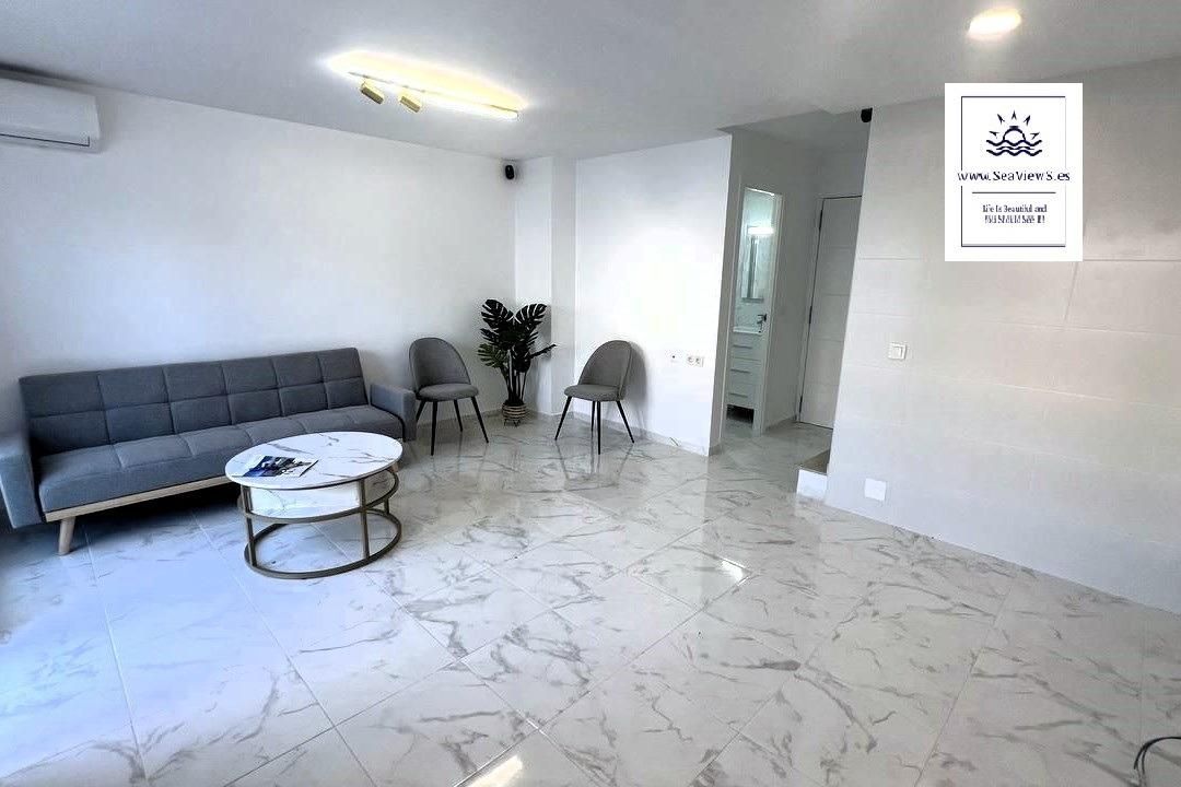 Sala d'estar de Casa adosada en venda en Torrevieja amb Aire condicionat, Calefacció i Terrassa