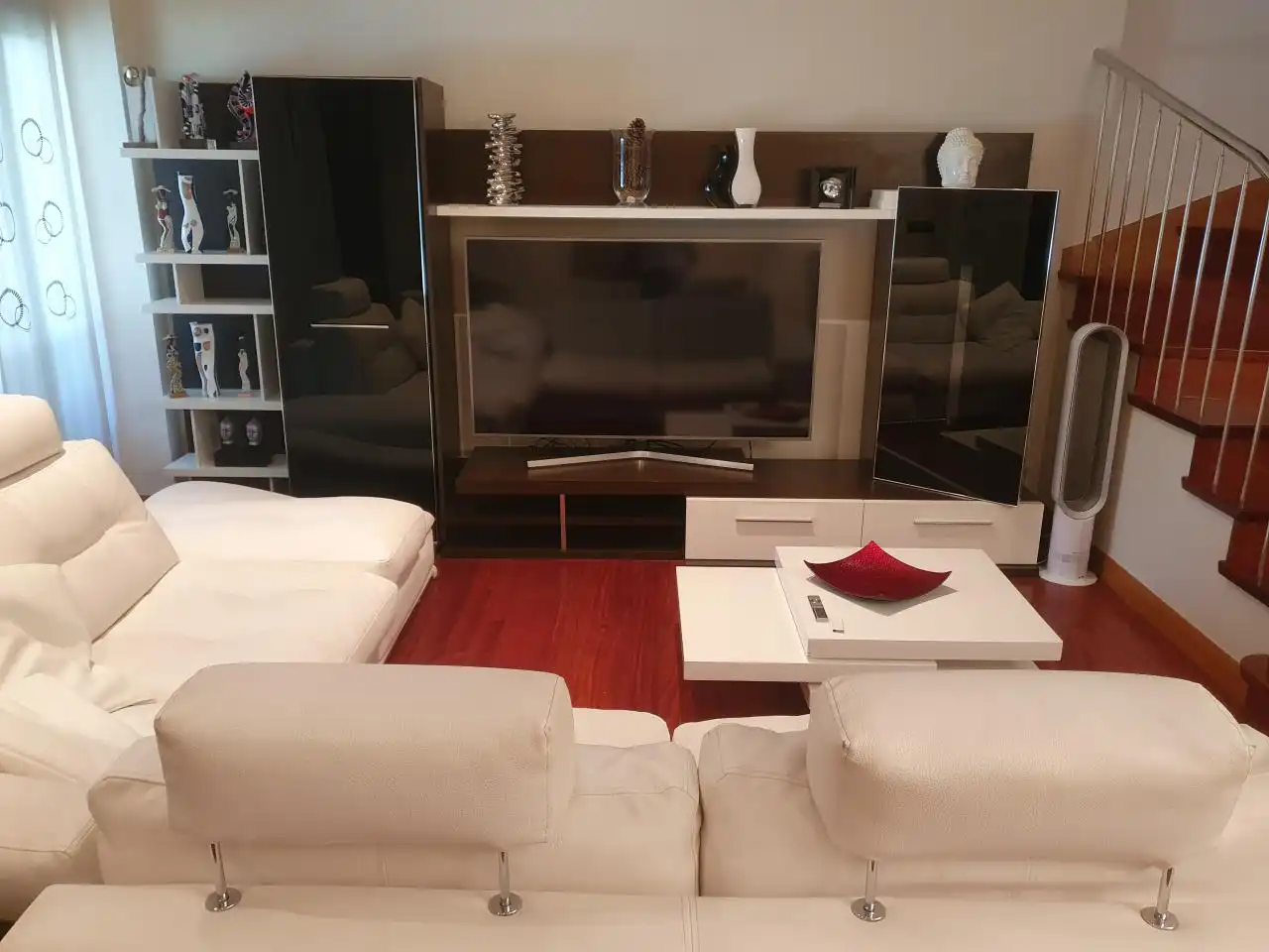 Sala d'estar de Casa adosada en venda en Vigo  amb Calefacció, Jardí privat i Moblat
