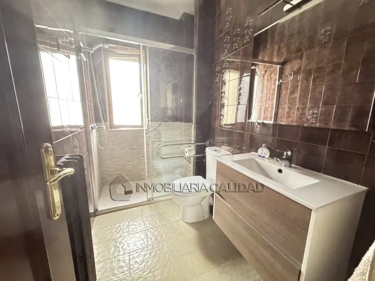 Badezimmer von Wohnung zur Miete in Burgos mit Heizung und Möbliert