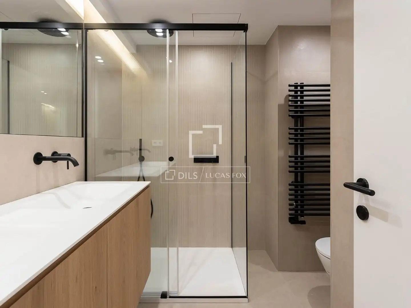 Badezimmer von Wohnung zur Miete in Barcelona mit Klimaanlage und Heizung