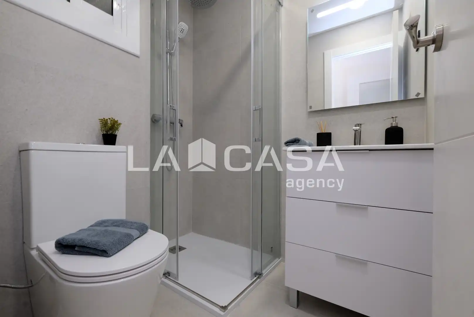 Bathroom of Flat for sale in Barcelona  with Balcony