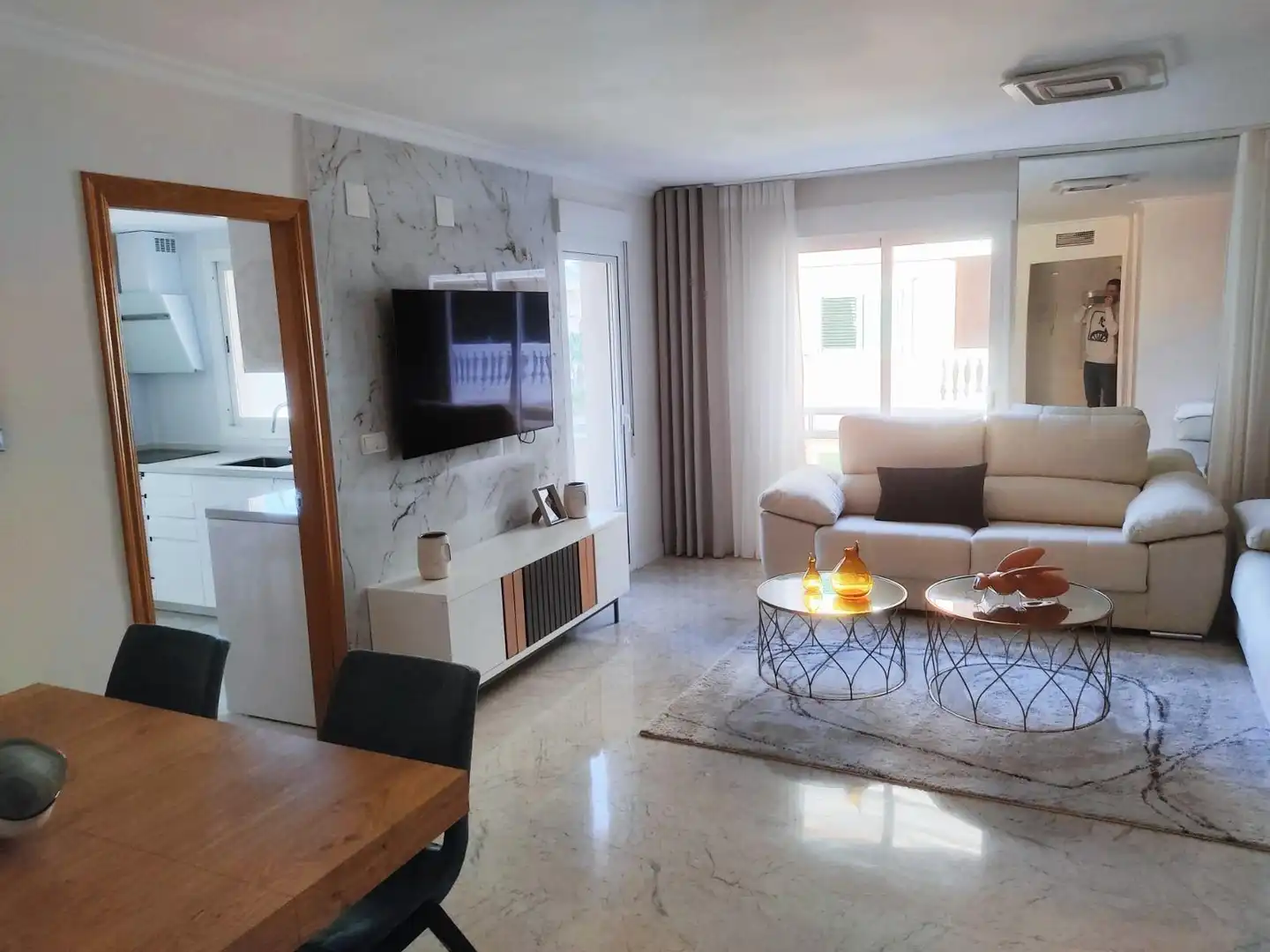 Sala de estar de Piso de alquiler en Roquetas de Mar con Aire acondicionado, Jardín privado y Terraza