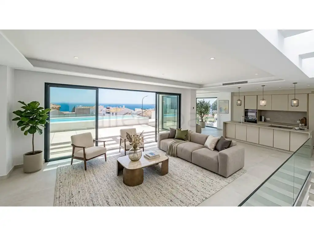 Sala d'estar de Casa o xalet en venda en Benalmádena amb Aire condicionat, Jardí privat i Terrassa