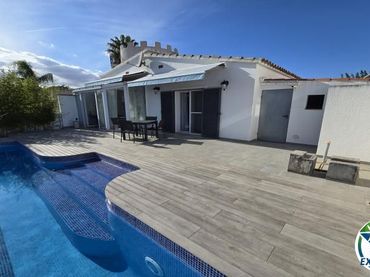 Casa amb piscina en venda a Carrer Cap Ras