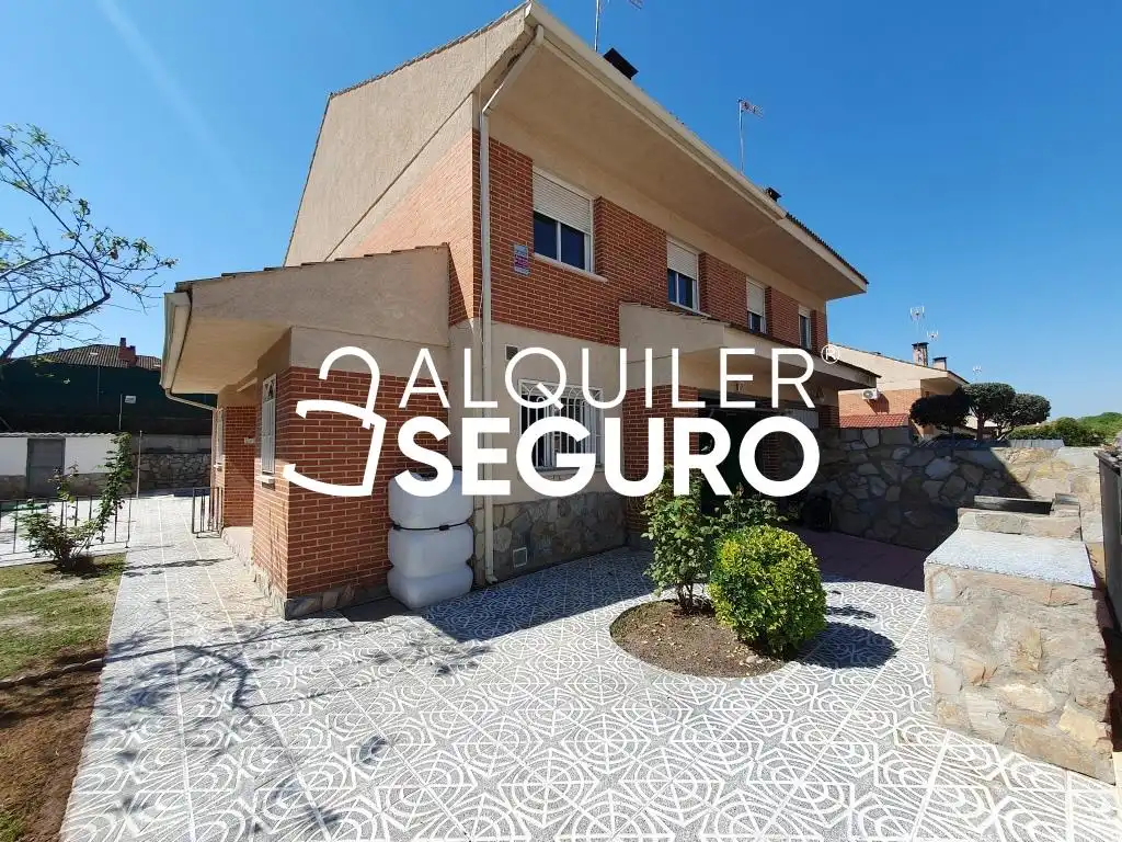 Exterior view of Houses for rent in Batres  with Heating, Terrace and Swimming Pool