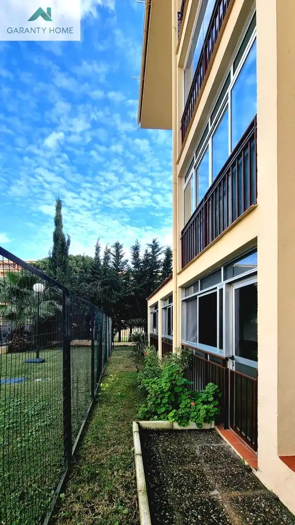 Vista exterior de Pis en venda en Benalmádena amb Jardí privat, Terrassa i Moblat