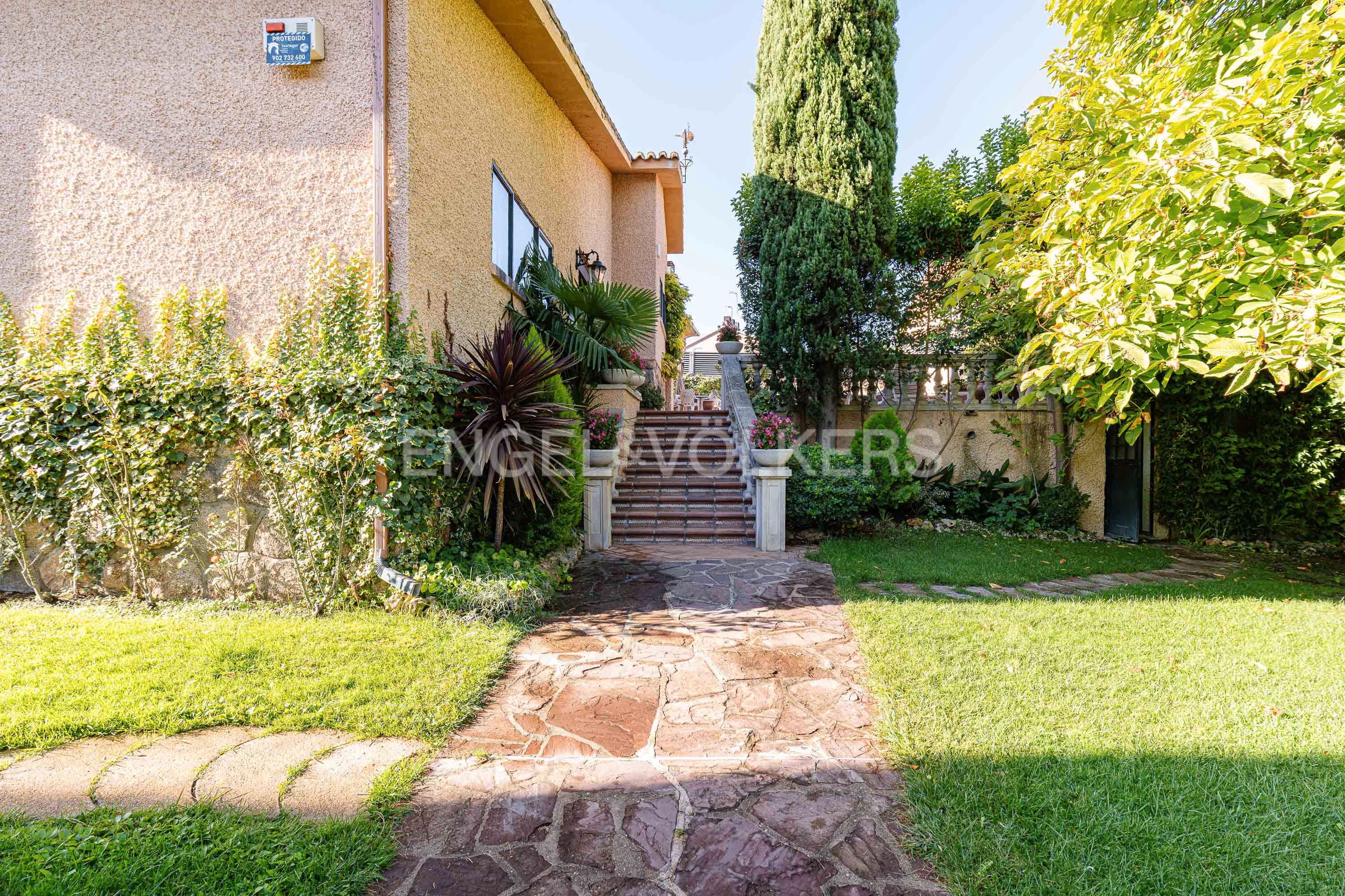 Vista exterior de Casa o chalet en venta en Pozuelo de Alarcón con Aire acondicionado, Calefacción y Jardín privado