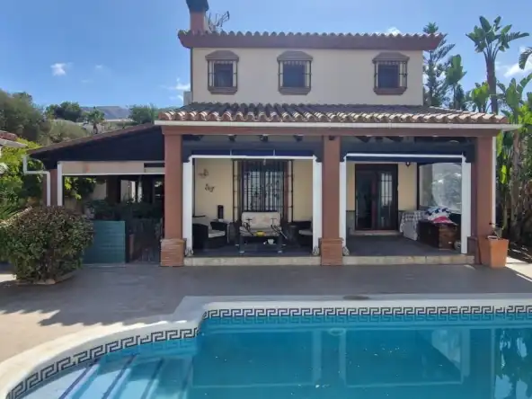 Vista exterior de Casa o xalet en venda en Alhaurín El Grande amb Aire condicionat, Jardí privat i Terrassa