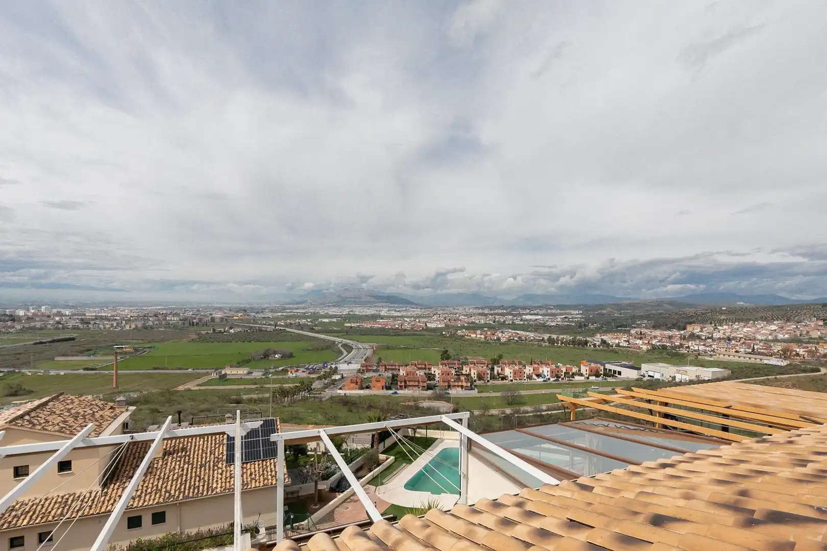Piscina de Àtic en venda en Jun amb Aire condicionat, Calefacció i Jardí privat