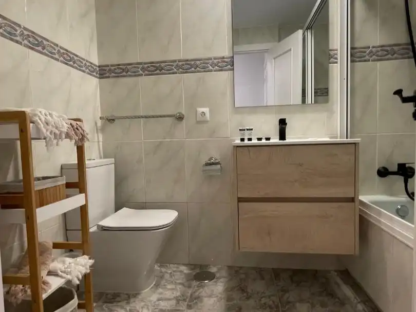 Bathroom of Flat for rent in Madrid  with Air Conditioner, Heating and Parquet flooring