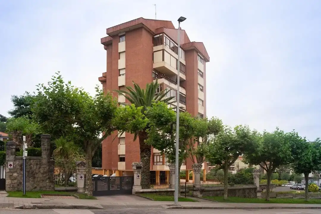 Außenansicht von Wohnung zur Miete in Santander mit Heizung und Privatgarten