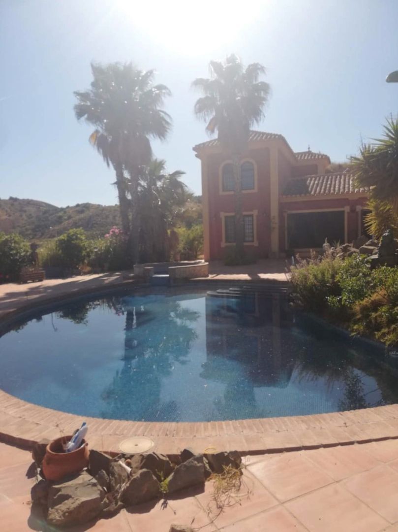 Piscina de Finca rústica en venta en Vélez-Málaga con Jardín privado, Trastero y Piscina