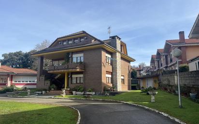 Vista exterior de Casa o xalet en venda en Medio Cudeyo amb Calefacció, Parquet i Terrassa