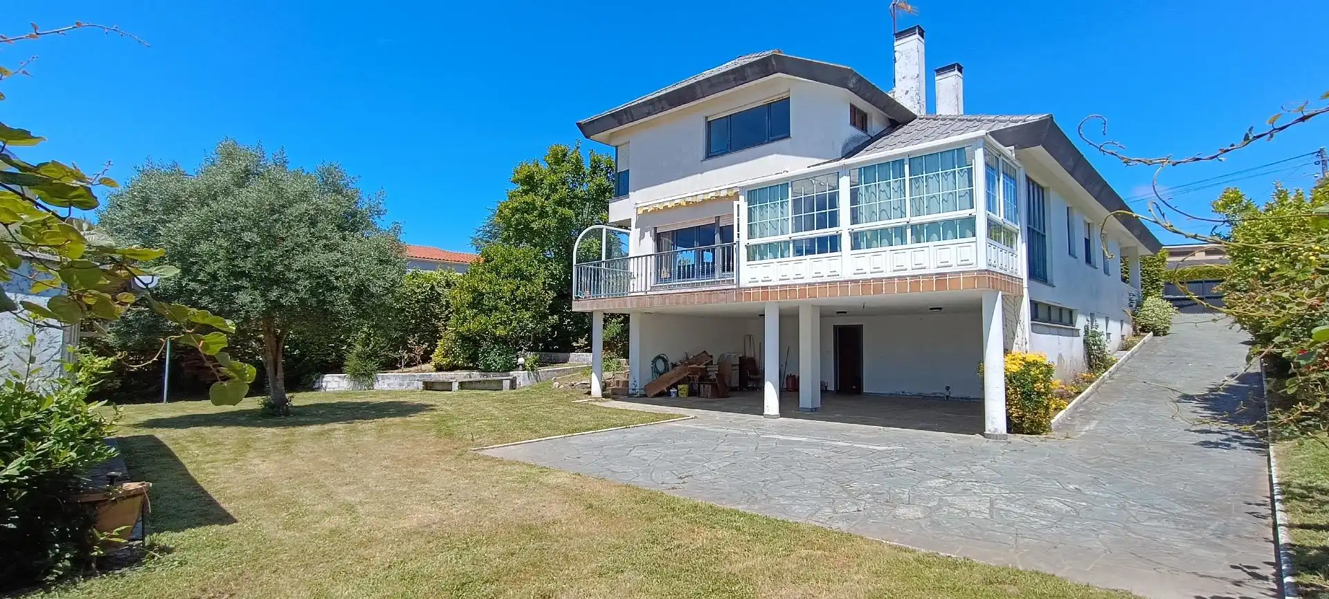 Vista exterior de Casa o xalet en venda en Oleiros amb Calefacció, Terrassa i Balcó