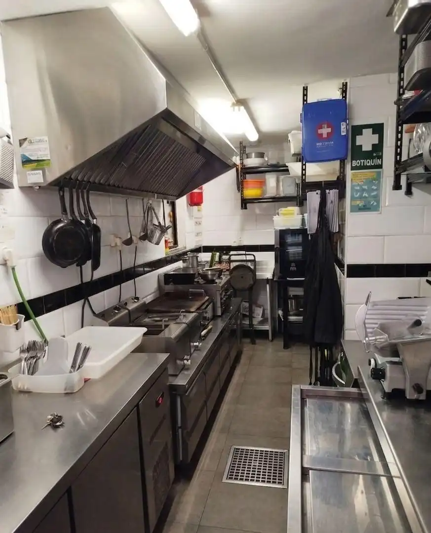 Cuina de Local de lloguer en Granada amb Aire condicionat i Moblat