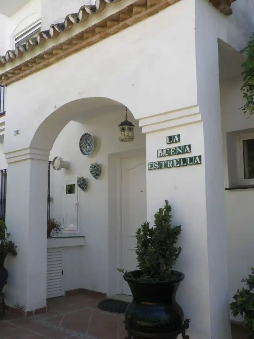 Casa adosada en venda en Estepona amb Aire condicionat, Terrassa i TV