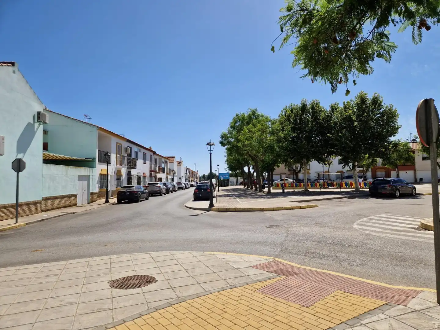Vista exterior de Casa adosada en venda en Umbrete amb Aire condicionat, Calefacció i Jardí privat