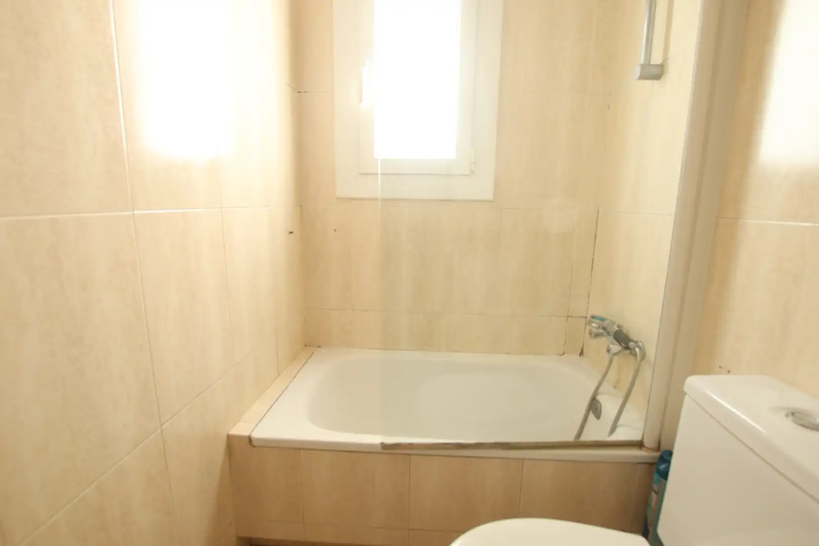 Bathroom of Flat for sale in L'Hospitalet de Llobregat  with Air Conditioner, Heating and Parquet flooring