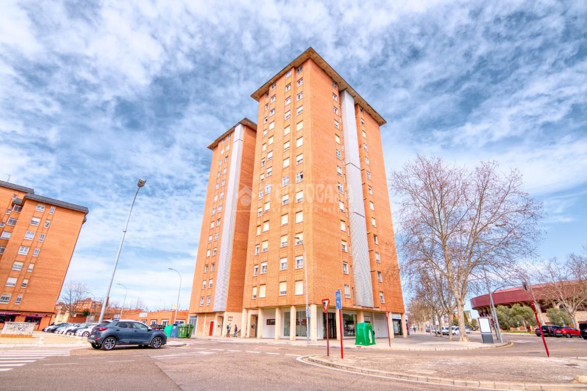 Exterior view of Flat for sale in Palencia Capital  with Heating and Parquet flooring