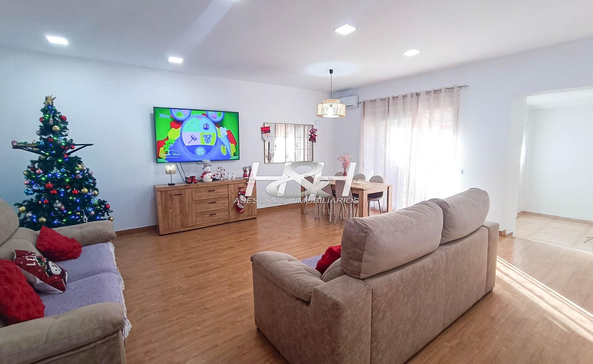 Sala d'estar de Casa o xalet en venda en Burjassot amb Aire condicionat, Terrassa i Traster